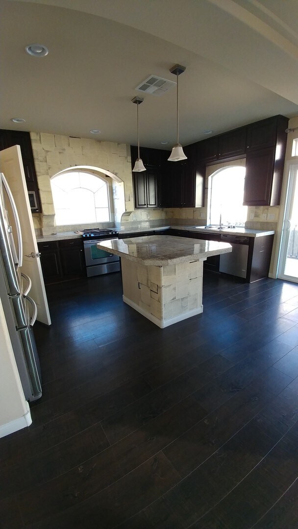 Building Photo - Multi level