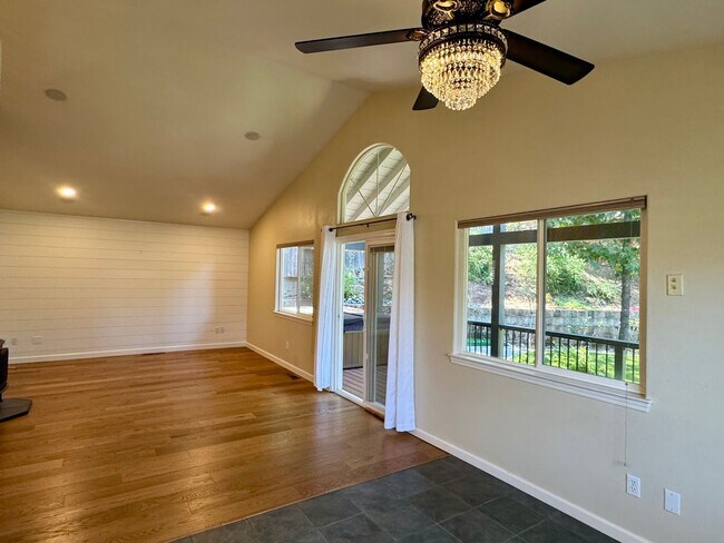 Building Photo - Spacious 3 bedroom, 3 bath bi-level home nestled in the scenic Sierra Nevada foothills
