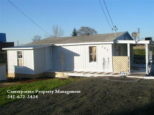 Building Photo - 2 Bedroom House with Large Yard