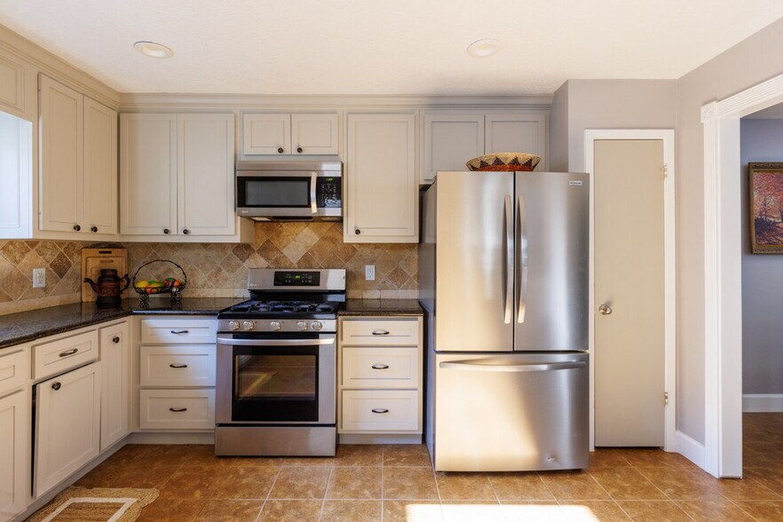 Building Photo - 15818 Val Vista Dr