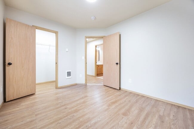 Building Photo - 5Bed/2.5 Bath home available in SE Portland