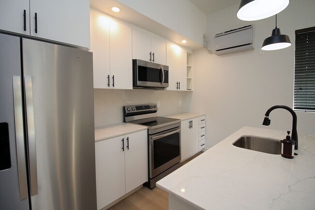 Building Photo - 2516 NE Flanders St