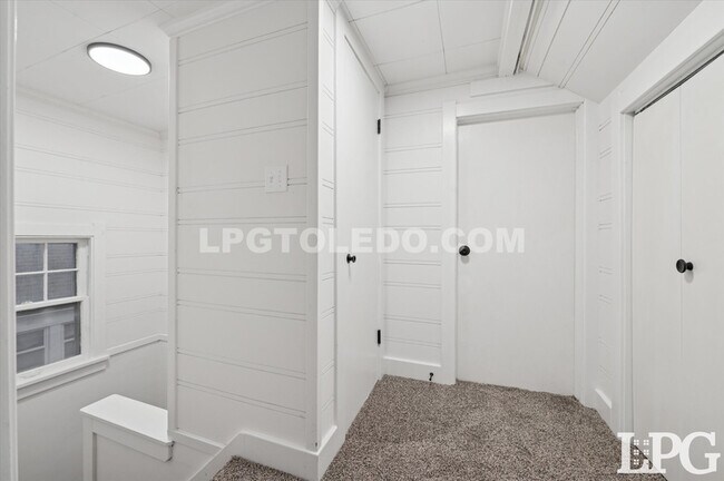 Building Photo - 1044 Hawk St