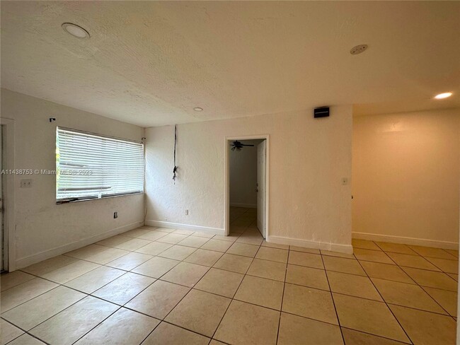 Building Photo - 2425 Dewey St