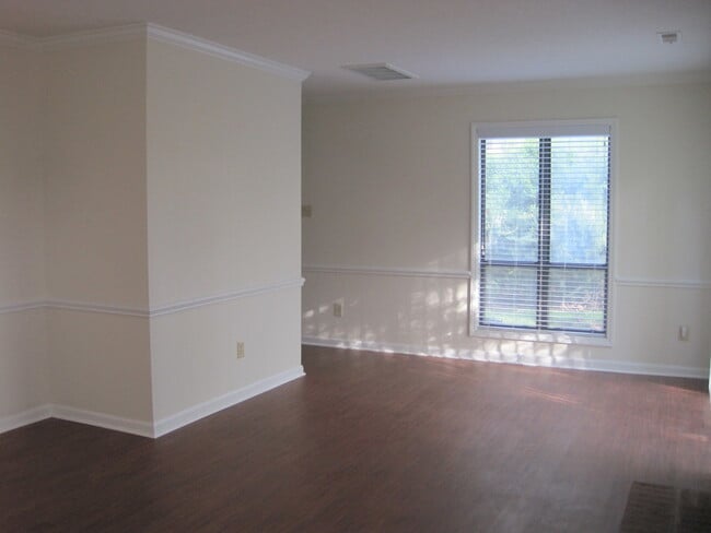 Building Photo - 111 Charter Oaks Cir