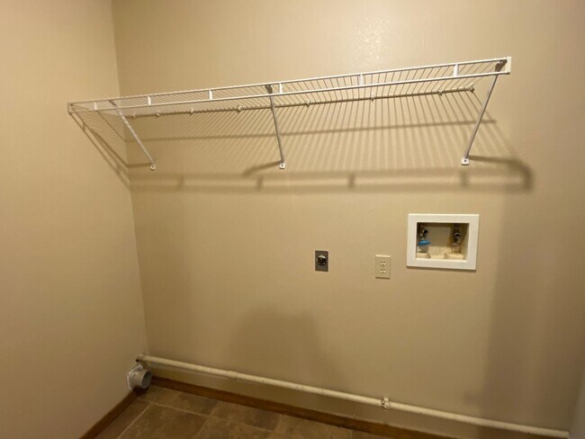 Building Photo - 2 bedroom 1.5 bath Townhome in a great location!