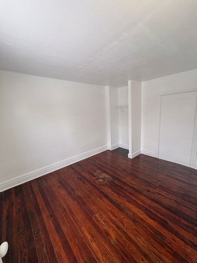 Building Photo - Available Now! Large North York Near Farquar Park