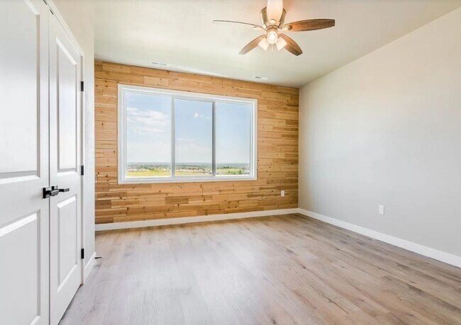 Building Photo - Modern Townhome in Beautiful Colbert Hills Golf Course Area