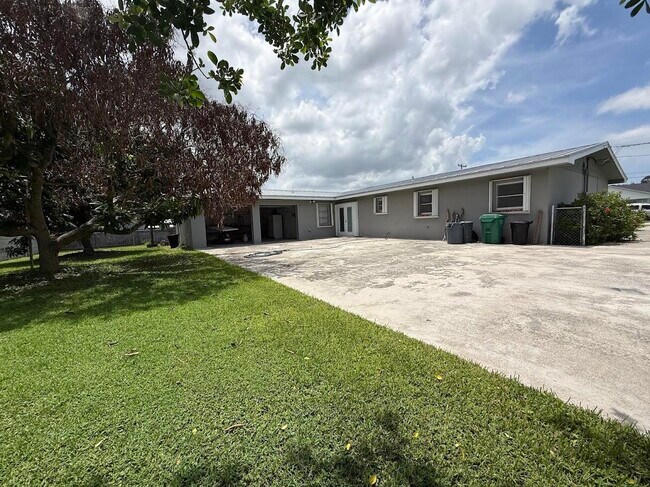 Building Photo - 4007 Greenwood Dr