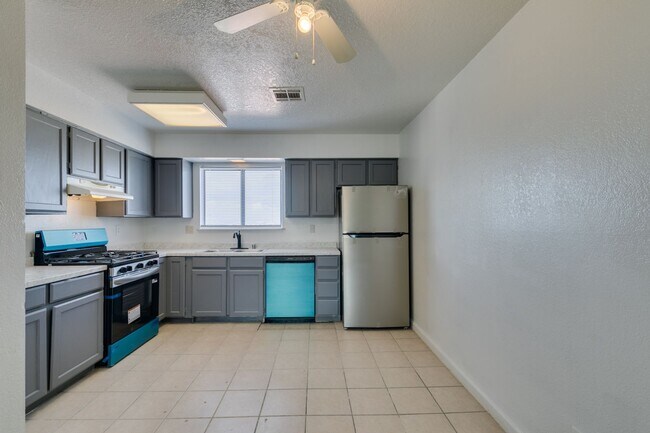 Building Photo - 6987 Mendon Ln