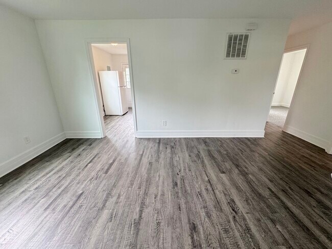Building Photo - CHARMING 4-BEDROOM, 2-BATH COTTAGE-STYLE HOME IN HAMPTON, VA!
