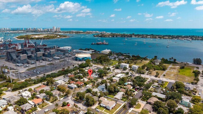 Building Photo - Charming 2-Bed With Backyard Oasis In West Palm Beach!