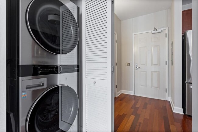 Building Photo - 1600 S Prairie Ave