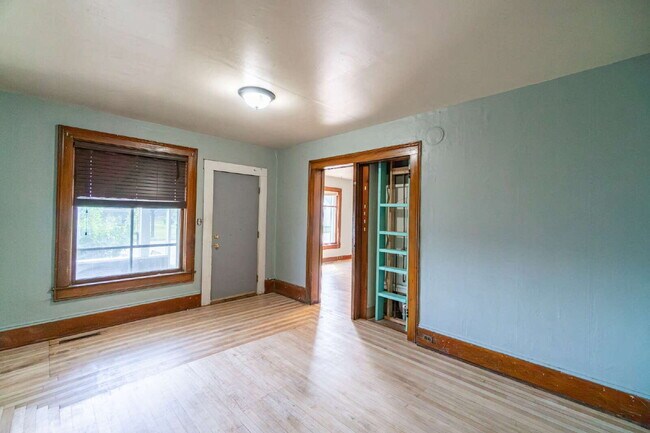 Building Photo - 4 bedroom 1 bath - available for June 1st close to UWEC on Water St!