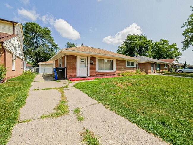 Building Photo - 1147 E Brockton Ave