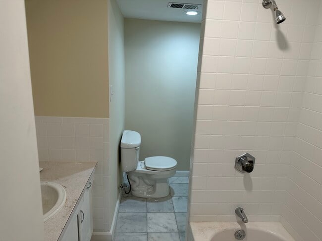 Building Photo - 20 Lindworth Dr