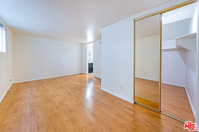 Building Photo - 933 S Manhattan Pl