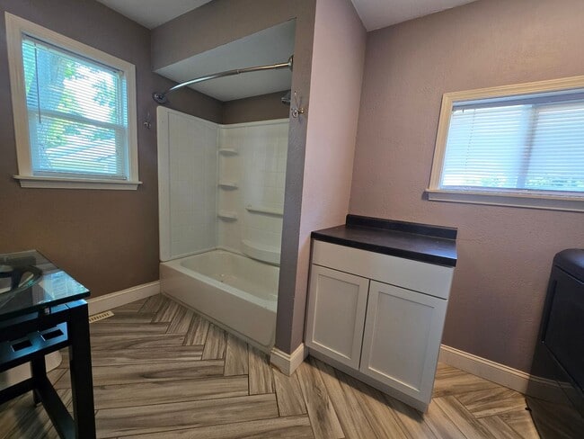 Building Photo - Cute 2 Bedroom Home with Country Feel