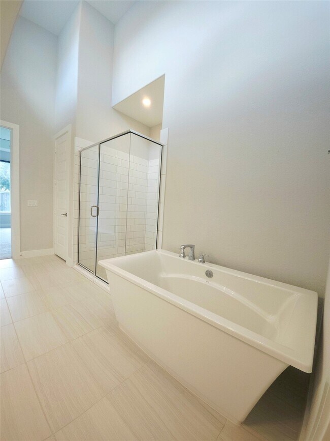 Building Photo - 15822 Pilot Knob Dr