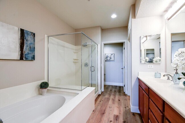 Building Photo - 809 Auzerais Ave