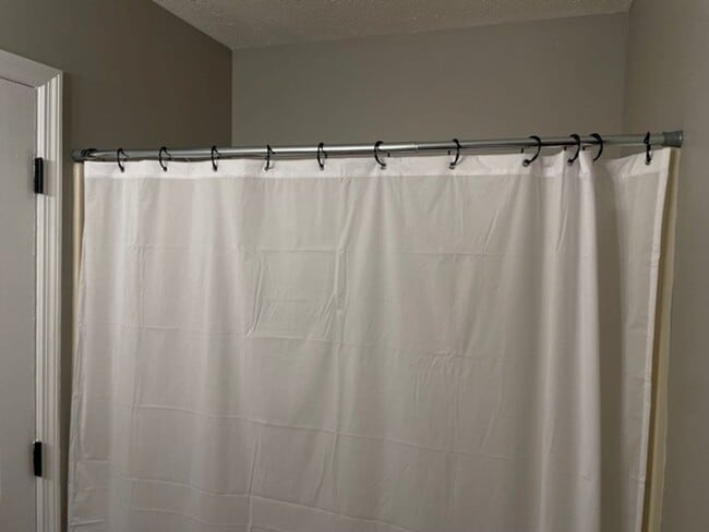Building Photo - Available NOW – Renovated 3 Bedroom, 2 Bat...
