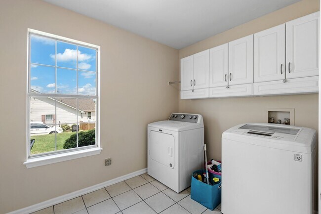 Building Photo - Spacious 3 Bedroom Home Near Downtown Greer with Large Backyard and 2-Car Garage.