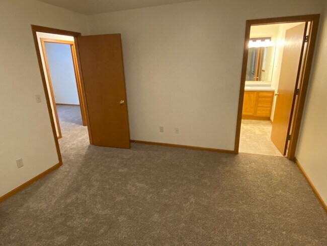 Building Photo - Updated 4-Bedroom, 3-Bath Home with Walk-Out Basement