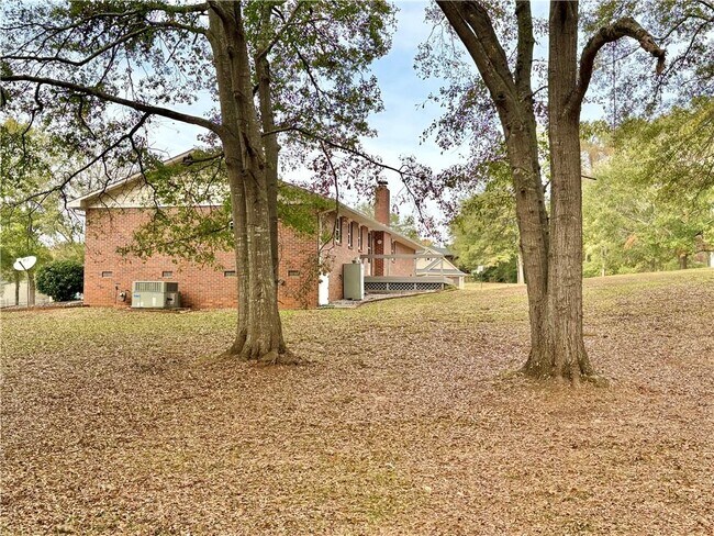 Building Photo - 213 Oxmoor Dr