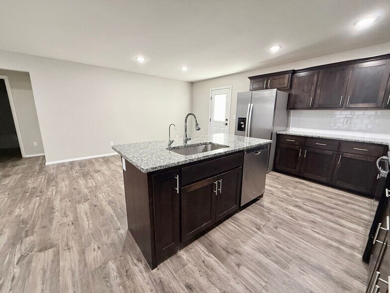 Building Photo - 633 S Southgate Dr