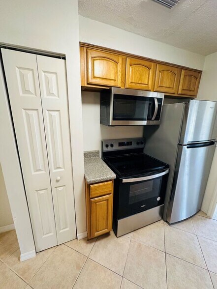 Building Photo - 1904 Delaroche Dr W