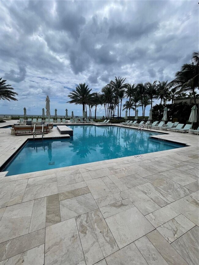 Building Photo - 16047 Collins Ave