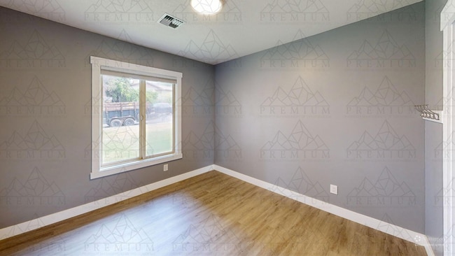 Building Photo - Renovated 3 bed 2 bath!