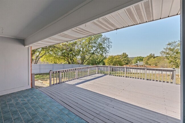 Building Photo - 201 Gail Dr