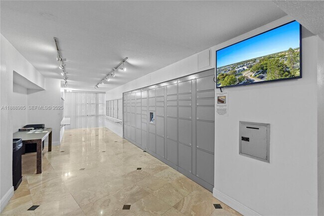 Building Photo - 800 Parkview Dr