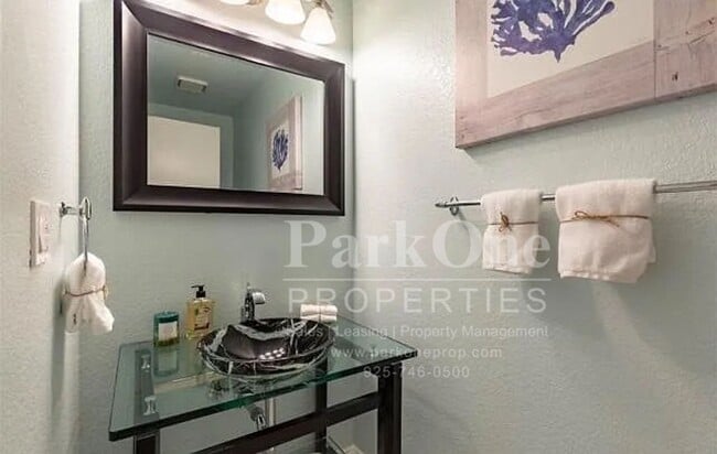 Building Photo - Nicely Updated Townhouse in Concord Availb...