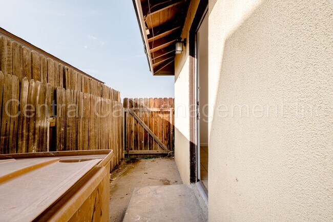 Building Photo - 2 Bedroom/1 Bath Apartment  - $995 Per Month!