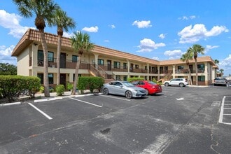 Building Photo - GORGEOUS FULLY RENOVATED 1st FLOOR 2 BEDROOM 1 BATHROOM CONDO LOCATED JUST 5 MINUTES FROM VENICE ...
