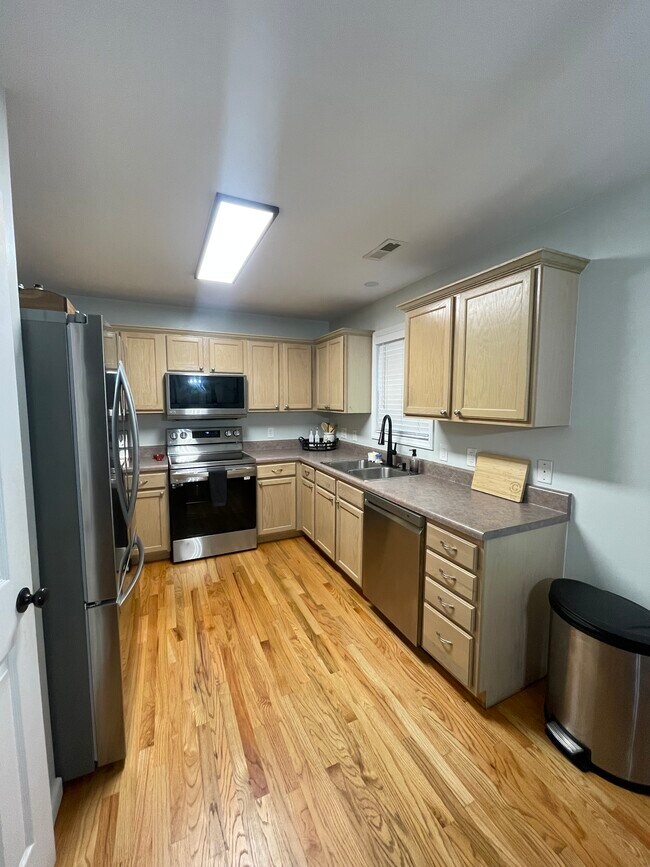 Building Photo - 624 Monger Ln