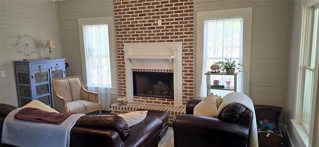 Building Photo - 812 Bessie Ln