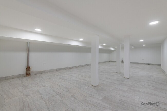 Building Photo - 3044 W Irving Park Rd