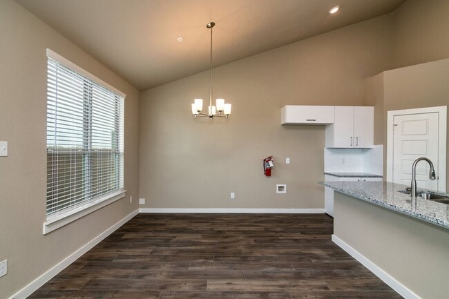 Building Photo - AVAILABLE NOW! GORGEOUS 3 BEDROOM FOUR PLEX LOCATED IN MIDLOTHIAN ISD!