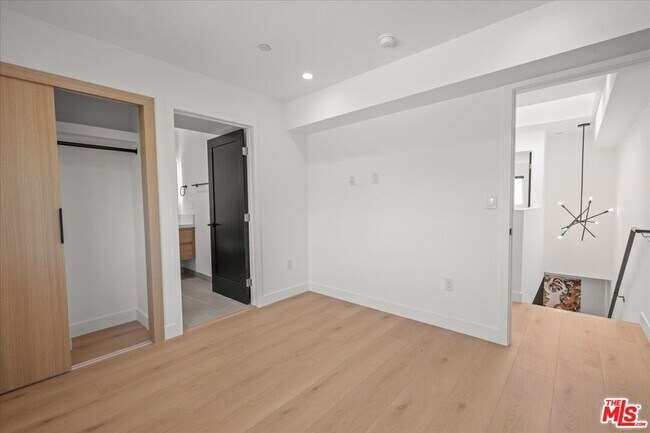 Building Photo - 847 N June St