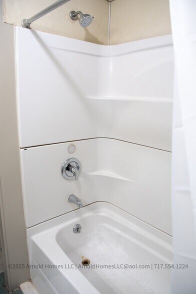 Full Bathroom - 1024 W Trindle Rd