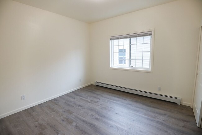 Building Photo - 435 Gladstone St