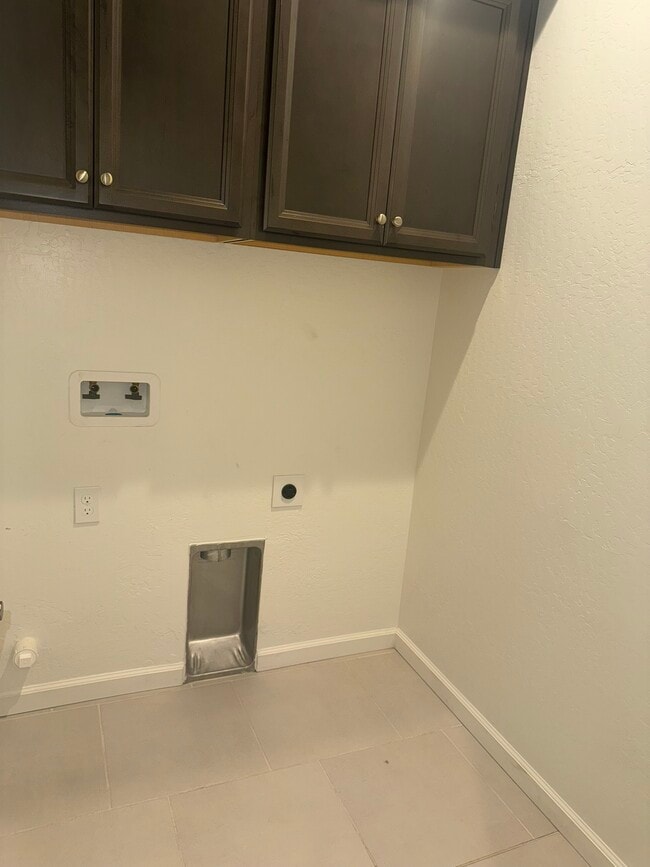 Building Photo - 4324 N Sandrini Ave