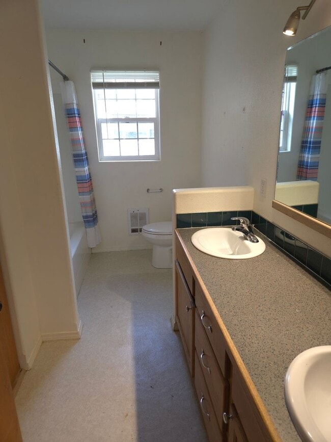 Building Photo - 3 Bedroom 2 Bath