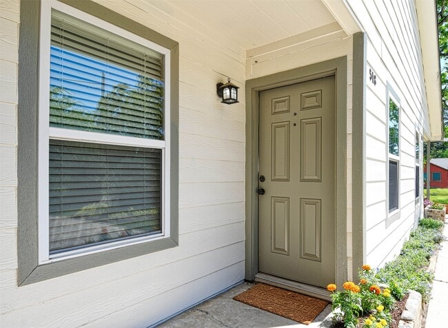 Building Photo - 518 Moore St