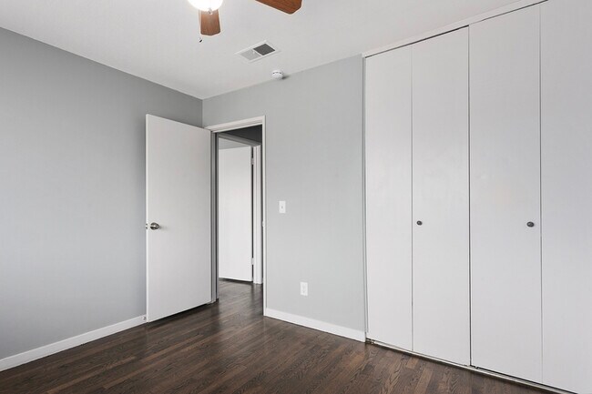 Building Photo - 421 W 87 Pl