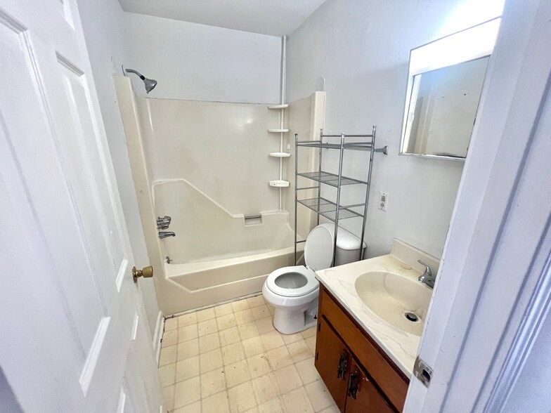 Bathroom - 101 Hatton St