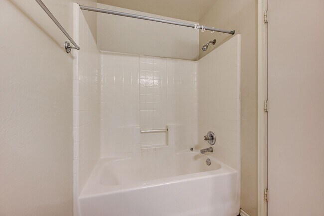 Building Photo - Gorgeous 3 bed 2 bath in Norman!